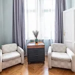 Apartamento Homey In Lesser Town By Days *