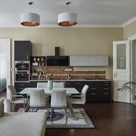 Homey In Lesser Town By Days Apartamento