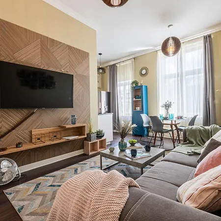 Homey In Lesser Town By Days Praga